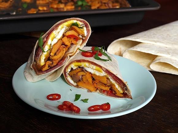Śniadaniowe burrito z szynką parmeńską, jajkiem i pieczonym słodkim ziemniakiem