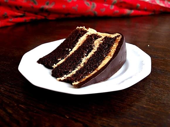 Czekoladowy tort z masą orzechową i ganache