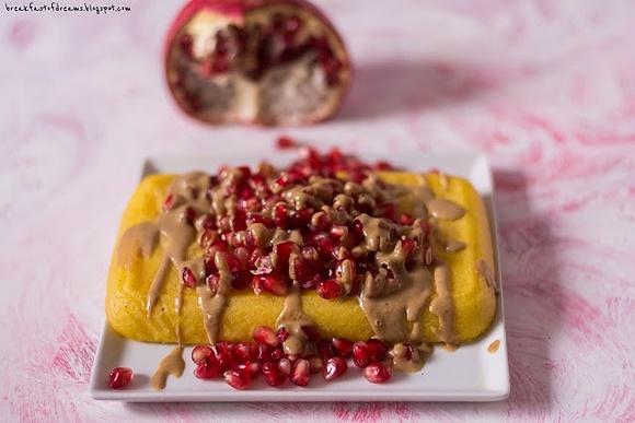 Polenta z piekarnika z granatem i tahini