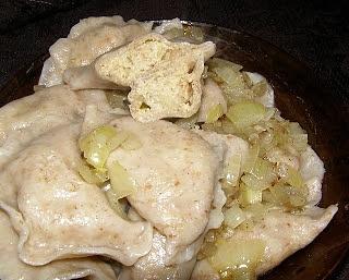 Pierogi ze mielonym, kapustą i ziemniakami na żytnio-pszennym cieście