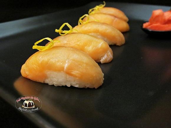 Nigiri sushi z łososiem