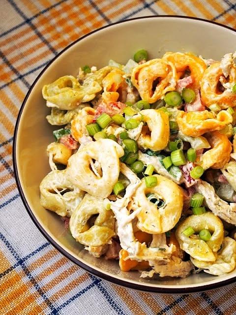 Sałatka z tortellini i kurczakiem