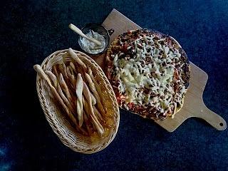 Ostatni dzień karnawału: przekąski na imprezę paluszki chlebowe i pizza