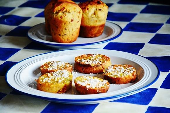 Mini panettone drożdżowe babeczki z bakaliami i świąteczne tosty
