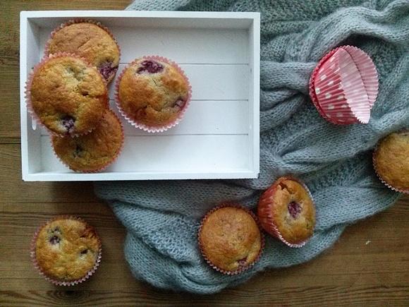 Razowe muffiny z malinami i białą czekoladą
