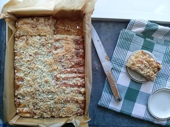 Prosty placek z owocami i kruszonką