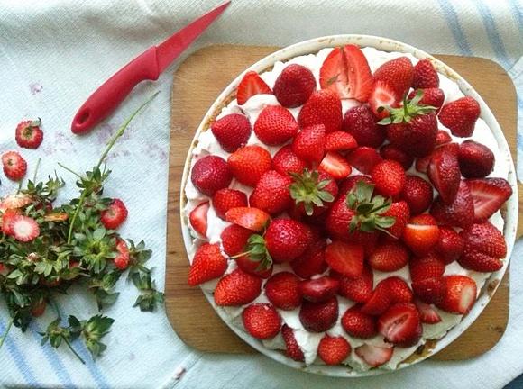 Lekka wiosenna tarta z mascarpone i truskawkami
