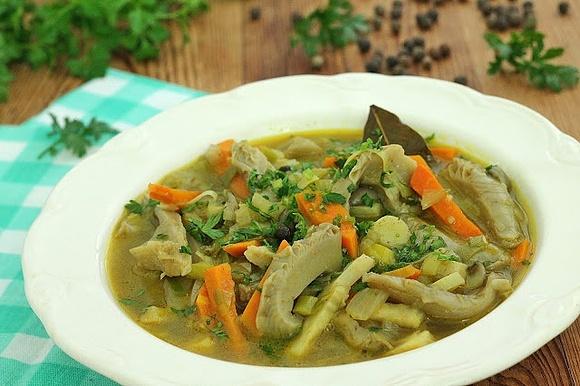 Zupa z boczniaków z curry i kurkumą