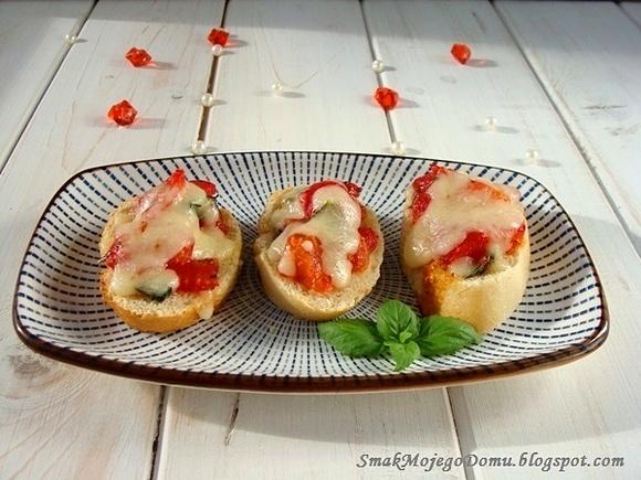 Bruschetta z pomidorami i mozzarellą