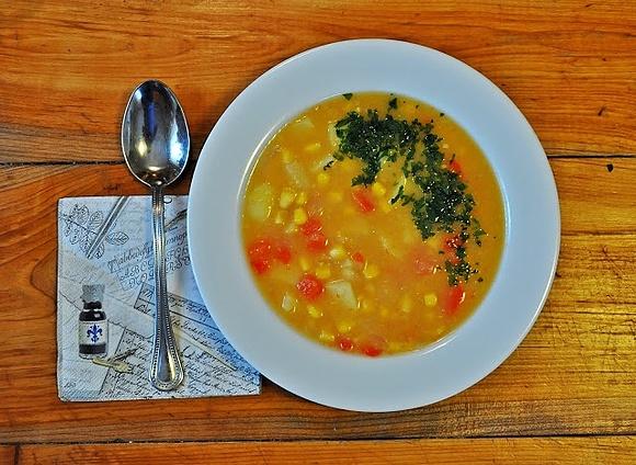 Kukurydziany chowder z ziemniakami i papryką