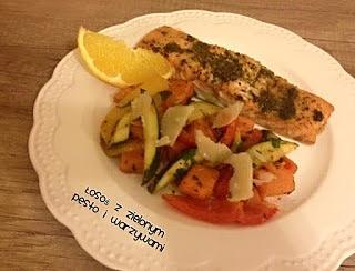 Łosoś w zielonym pesto z duszonymi warzywami