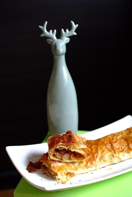 Strudel z ciasta filo z jabłkami i żurawiną
