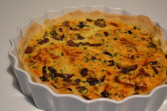 Tarta z wiejską kiełbasą i grzybami