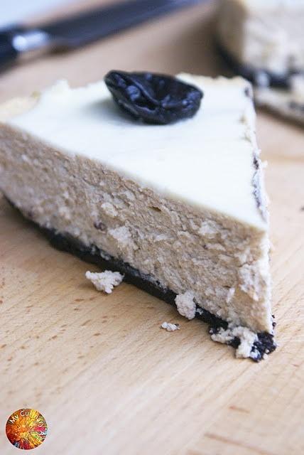 Sernik z suszonymi śliwkami i waniliowym spodem z ciasteczek oreo