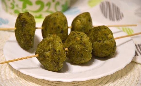 Dango szpinakowo tofu - japońskie kluski z mąki ryżowej