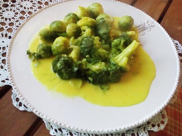 Brukselka i brokuły w sosie curry