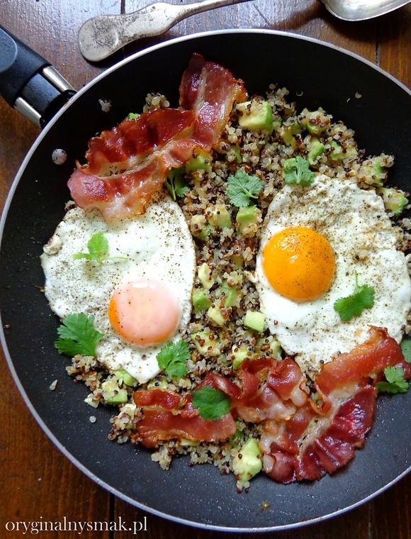Quinoa z awokado boczkiem i jajkiem sadzonym