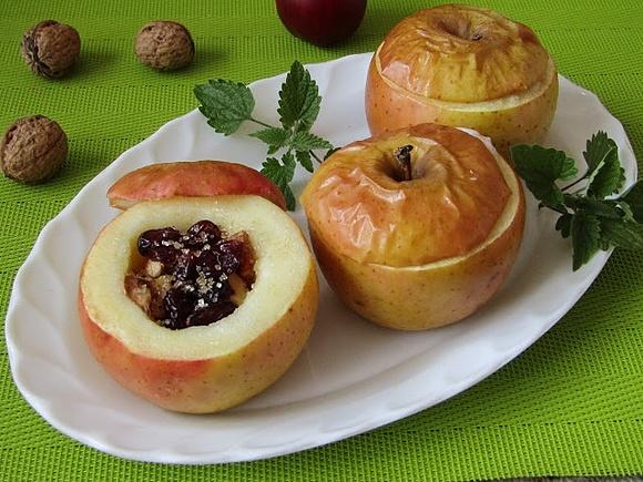 Pieczone jabłka z żurawiną orzechami i miodem
