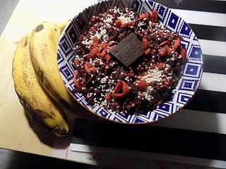 Buraczkowo-kakaowa kasza gryczana z sezamem jagodami goji czekoladą i bananami