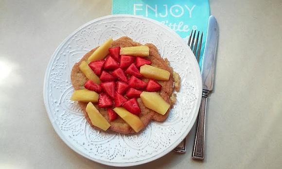 Omlet z truskawkami i brzoskwinią