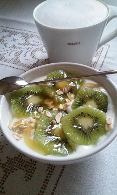 Jogurt grecki z kiwi, płatkami owsianymi i miodem