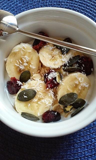 Waniliowy serek z bananem, płatkami owsianymi, żurawiną, pestkami i kokosami