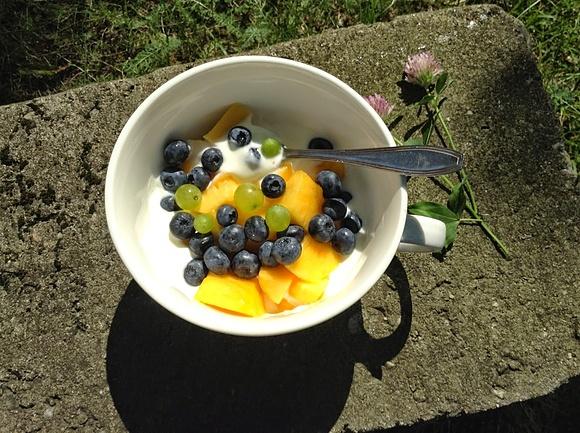 Jogurt naturalny z brzoskwinią, borówką i winogronami – zdrowe śniadanie