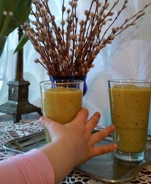 Jasnozielone smoothie z awokado gruszką kiwi i pomarańczą