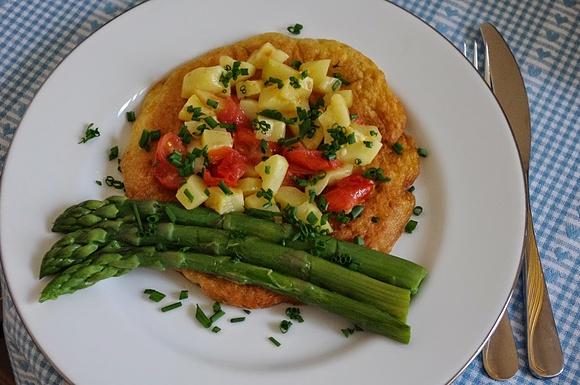 Omlet ze szparagami cukinią i pomidorkami cherry