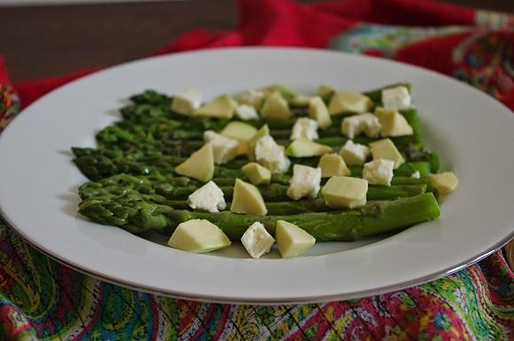 Szparagi z serem feta i awokado