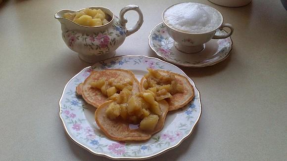 Cynamonowe pancakes z płatkami kukurydzianymi na śniadanie