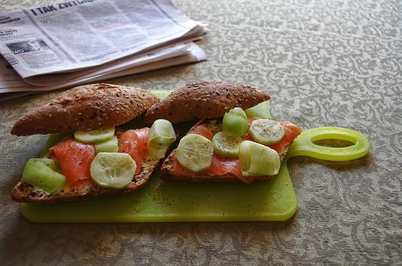 Kanapka z łososiem, ogórkiem i cytryną na pełnoziarnistej bułce