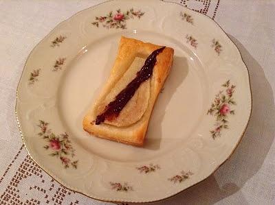 Ciasto francuskie z gruszką i czekoladą