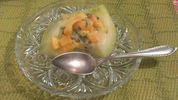 Zapiekane łódeczki z melona z brzoskwiniami, serem lazur i miodem