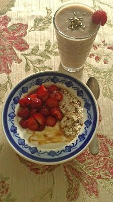 Jogurt z truskawkami, muesli i miodem - zdrowe śniadanie i przekąska