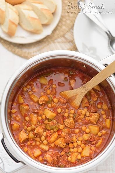 Gulasz z ciecierzycy, kurczaka i chorizo