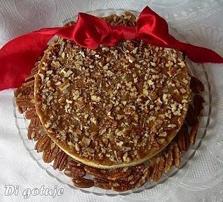 Sernik z karmelem i orzechami pekan