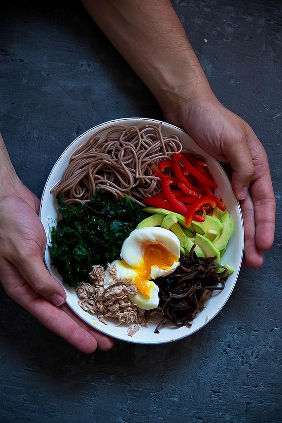 Makaron soba z tuńczykiem i jarmużem