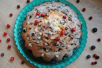 Babka z żurawiną i borówkami