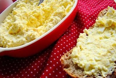 Delikatna pasta jajeczna na śniadanie i kolację