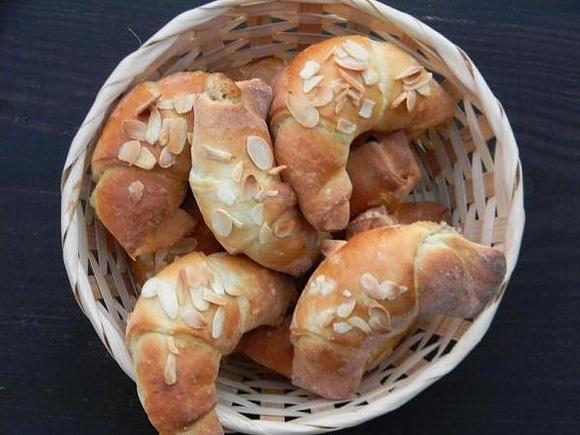Drożdżowe rogaliki z migdałowym nadzieniem