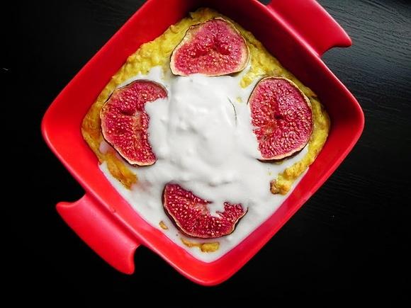 Pieczona owsianka sernikowa z ricottą, gruszką i figą