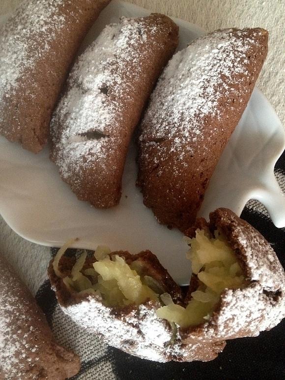 Czekoladowe pierożki pieczone z musem jabłkowym