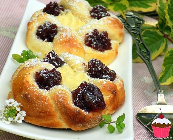Drożdżówki z serem i marmoladą