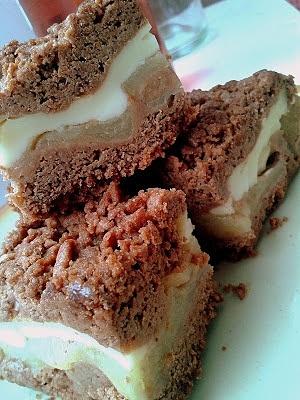 Szarlotka z budyniem na czekoladowym spodzie