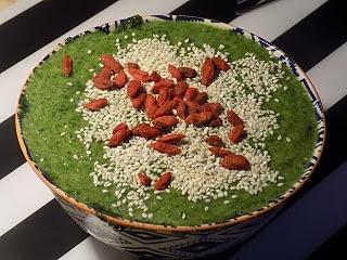 Lody banan grapefruit szpinak z sezamem i jagodami goji