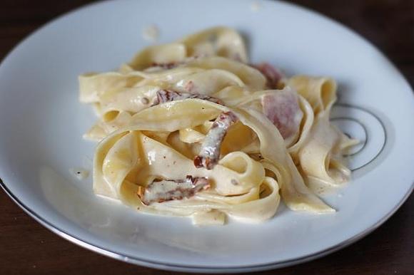 Sos Alfredo z suszonymi pomidorami i szynką parmeńską