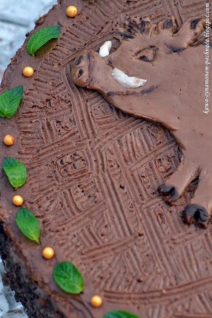Tort czekoladowy z dzikiem z masy cukrowej