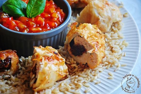 Roladki drobiowe w papierze ryżowym z suszonymi pomidorami i parmezanem