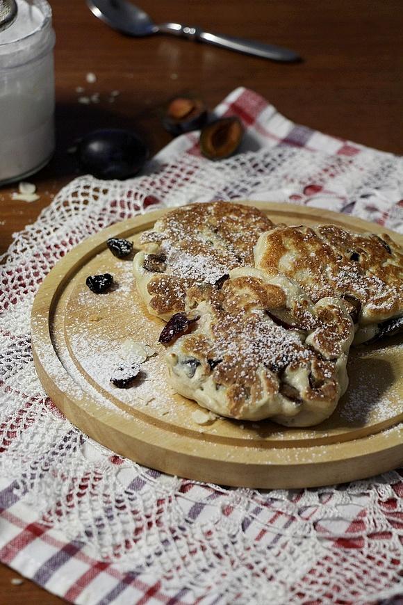 Drożdżowe racuchy ze śliwkami